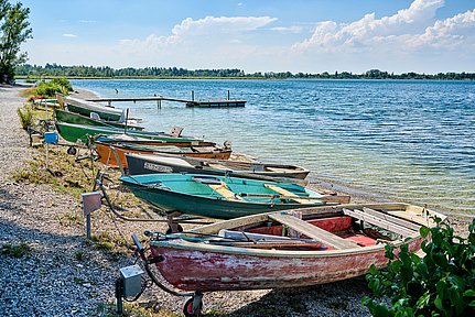 Bunte Boote am Ufer des Mandichosees